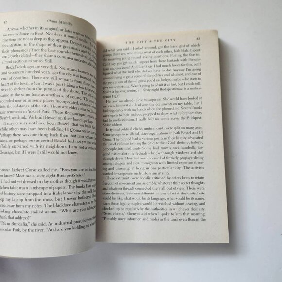 China Miéville "The City & The City" Paperback Book - Picture 7 of 10
